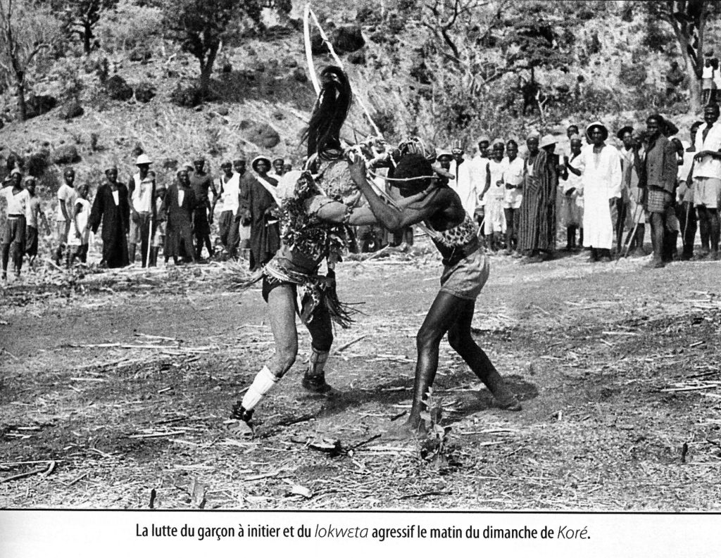 Lutte entre l’initié et le masque lokweta agressif (Bassari – Sénégal)