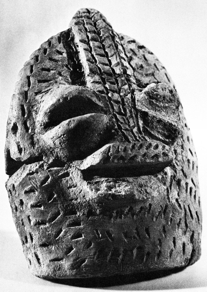 Figurine à une corne symbolisant un humain et le serpent mythique