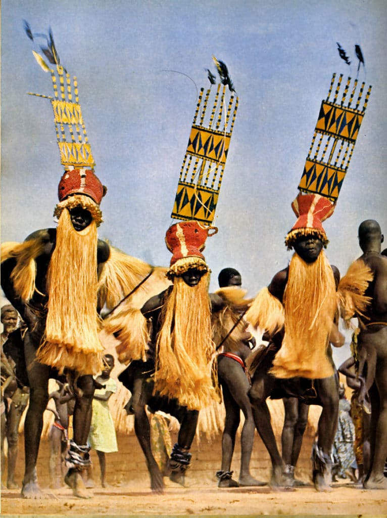 Danse de masques M’boum à Pao (Tchad).