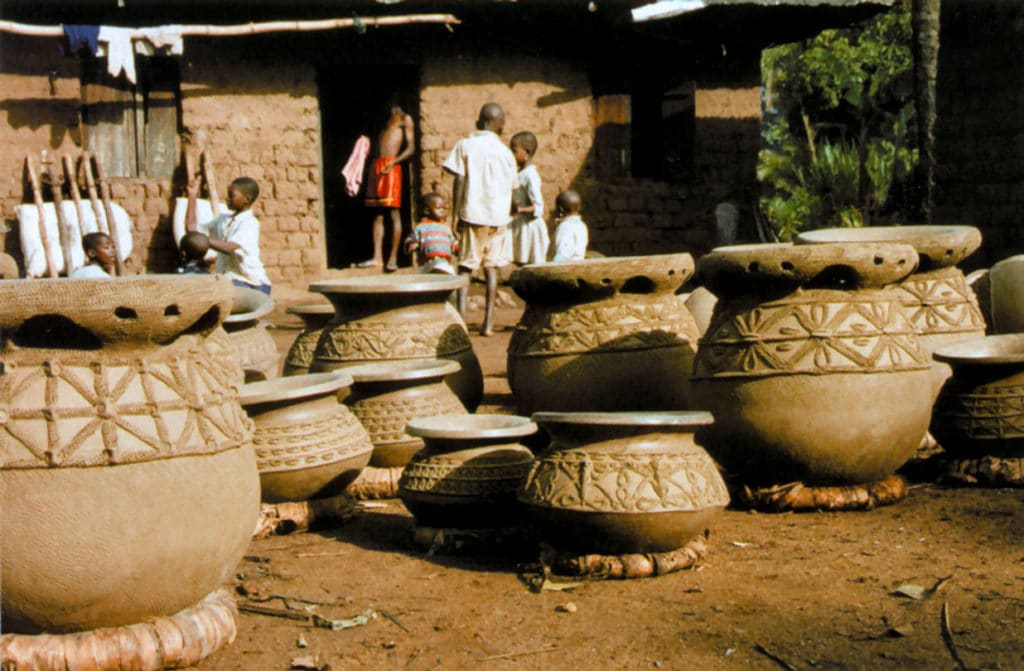 Jarres à eau ou à vin séchant au soleil avant la cuisson