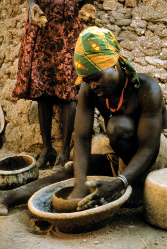 Femme mafa réalisant un petit pot