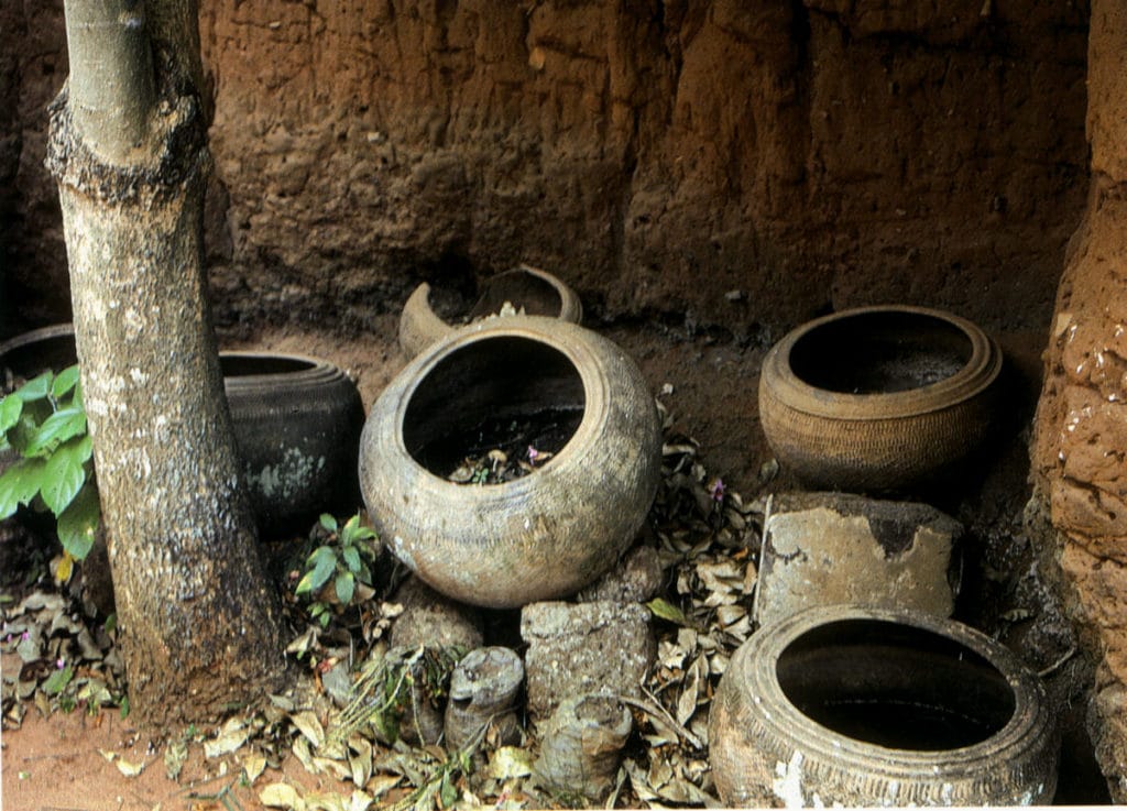 Jarres dans l’enceinte de l’ancien palais de l’Oba à Benin City.