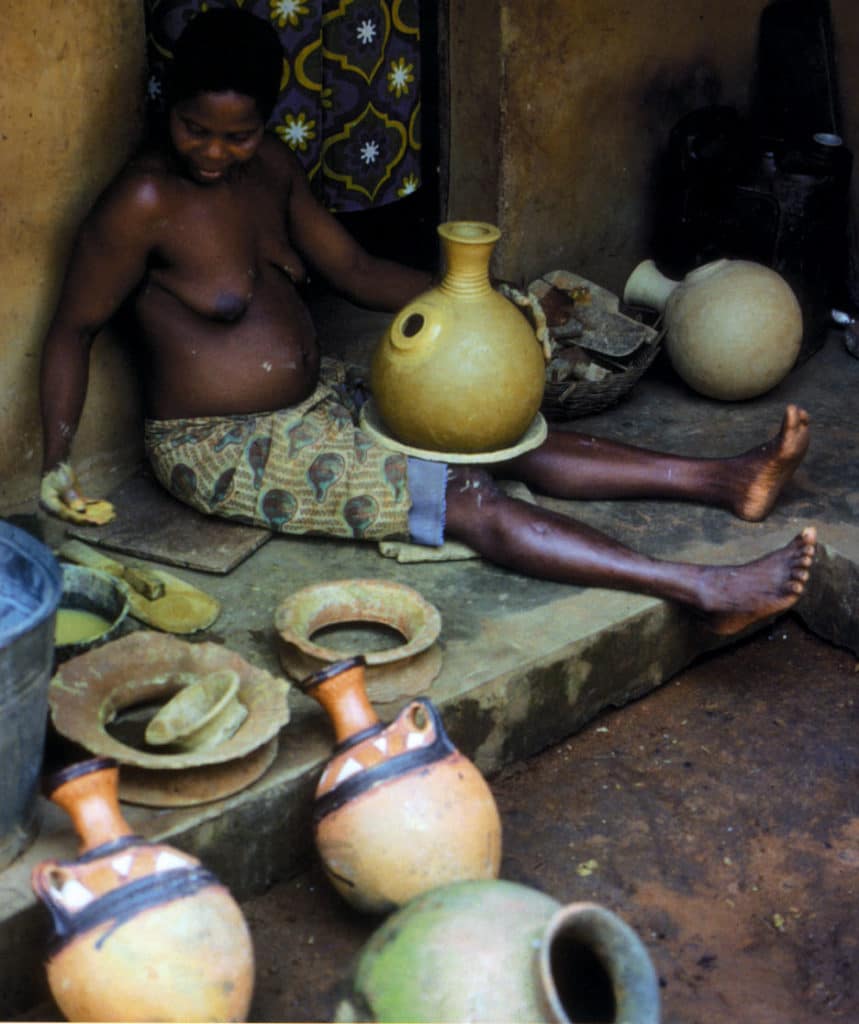 Potière igbo réalisant un pot à musique. Achi Inyi, Nigeria.