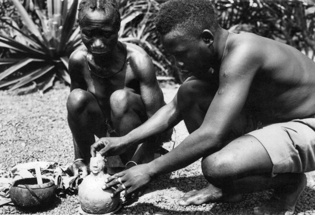 Potier et potière mangbetu réalisant un récipient anthropomorphe.