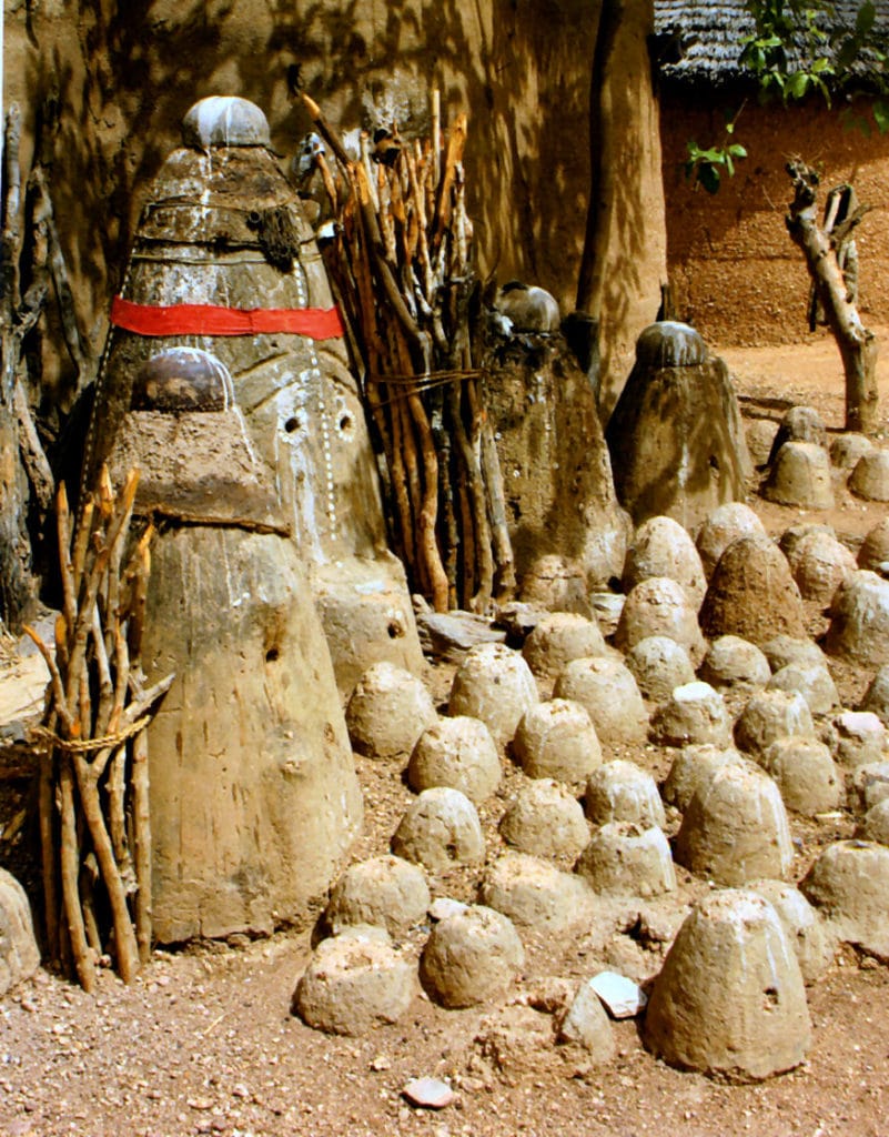 Autel du village de Koulangou aux ancêtres du clan et aux chasseurs